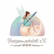 Logo Herzenswerkstatt mit einer gezeichneten Fee mit Stoff und Nadel