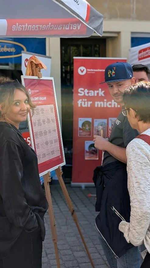 Menschen stehen am Stand der Verbraucherzentrale