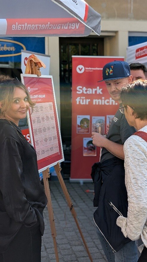 Menschen stehen am Stand der Verbraucherzentrale