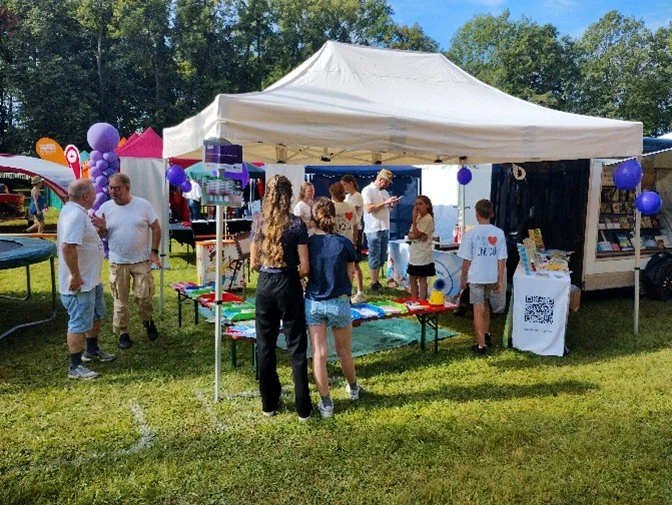 Menschen am Stand des Vereins.