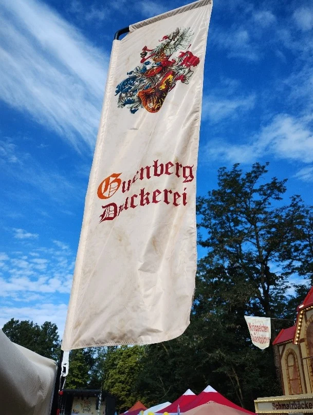 Fahne des Vereins weht im Wind