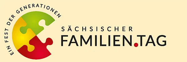 Logo des Sächsischen Familientages: Drei Puzzleteile bilden einen Halbkreis. Drum herum steht "Ein fest der Generationen". Daneben steht "Sächsischer Familientag"