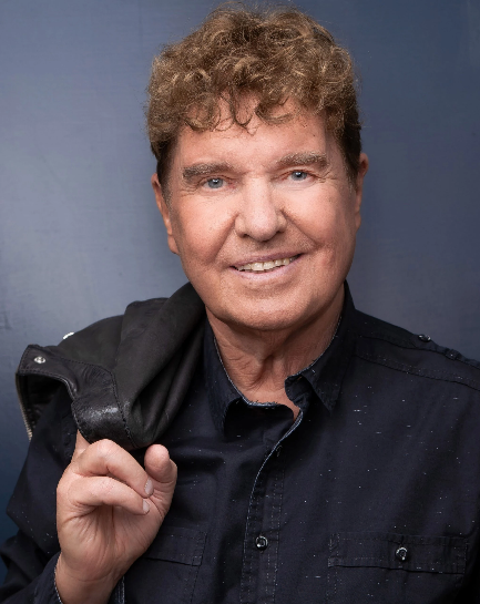 Porträt des Musikers Frank Schöbel. Er lächelt in die Kamera.