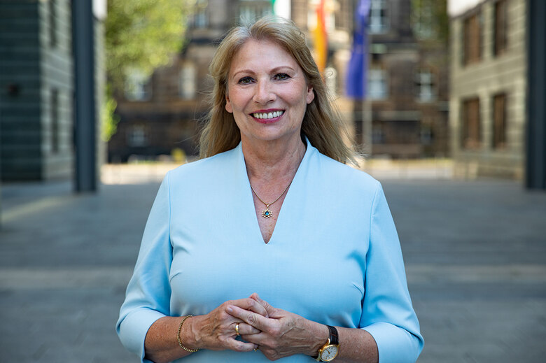 Eine Frau lächelt in die Kamera. Es ist Staatsministerin Petra Köpping.